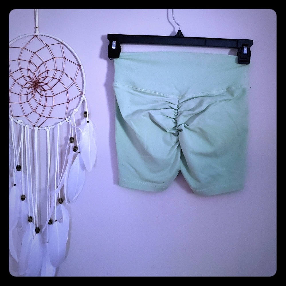 D'Tinas booty scrunch shorts!